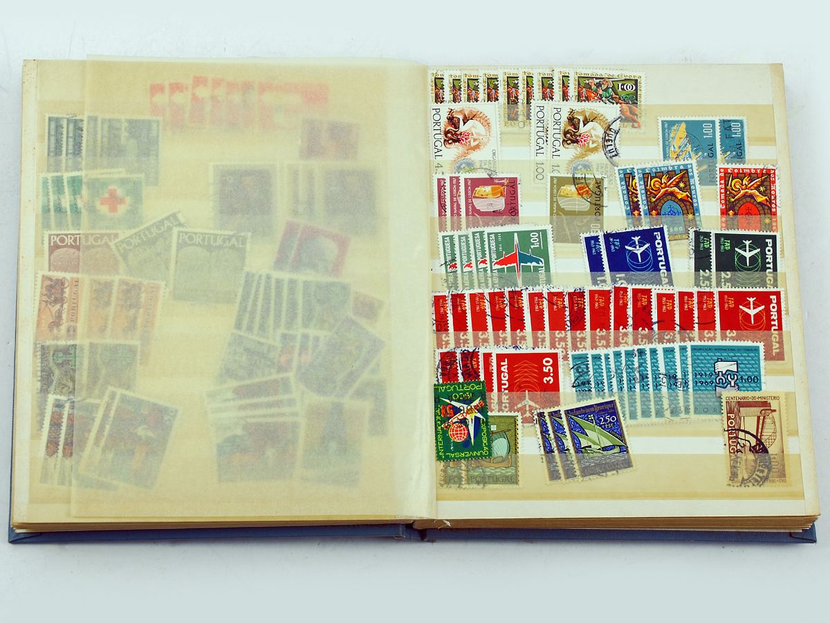 Albúm com centenas de selos