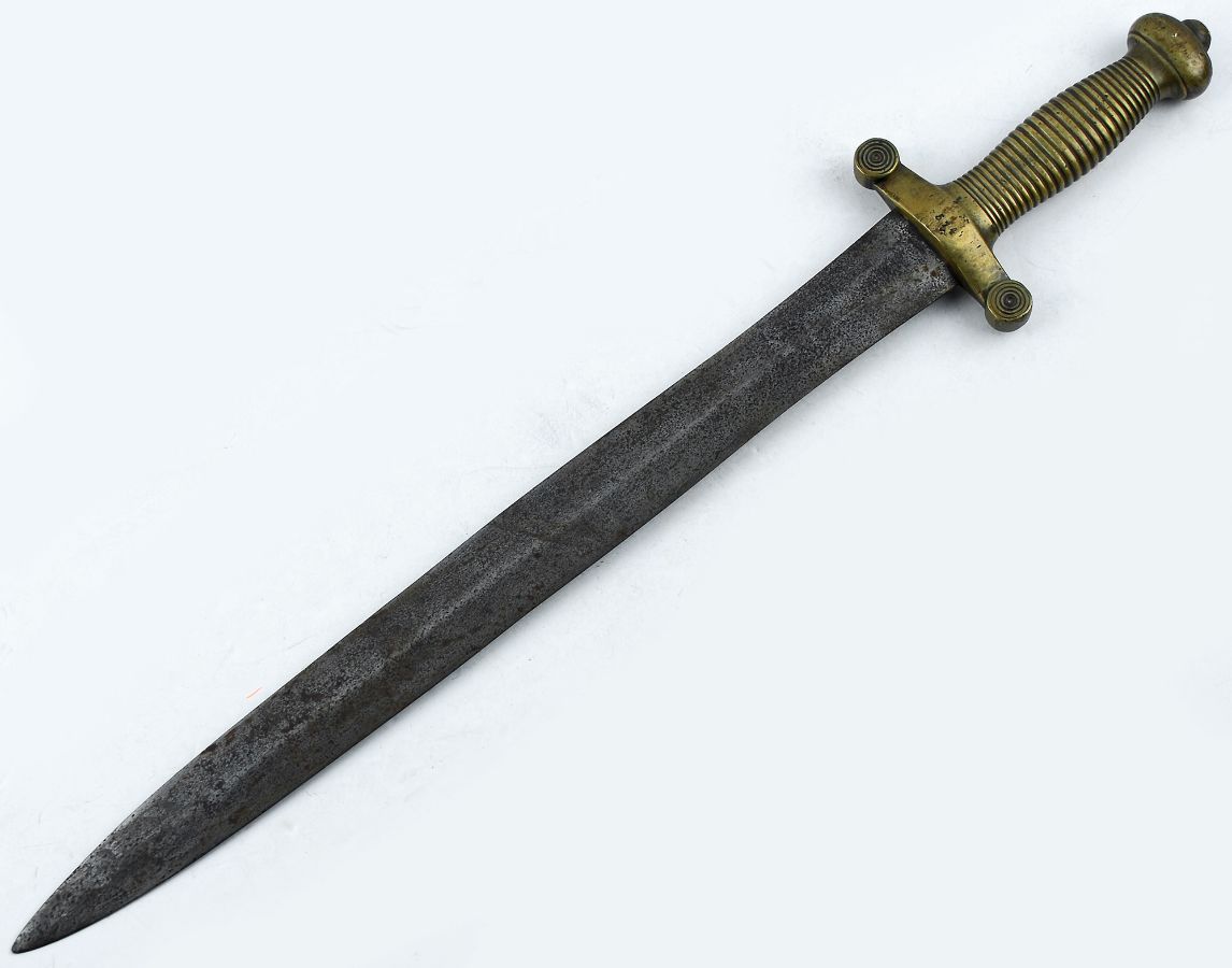 Espada curta com punho em bronze