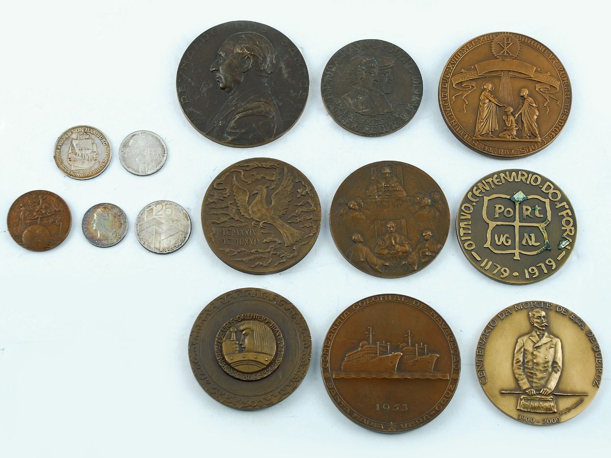 Lote de 11 Medalhas em bronze e 4 Moedas em prata