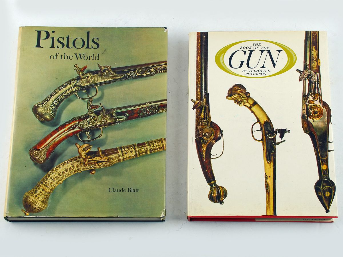 2 Livros sobre armas antigas