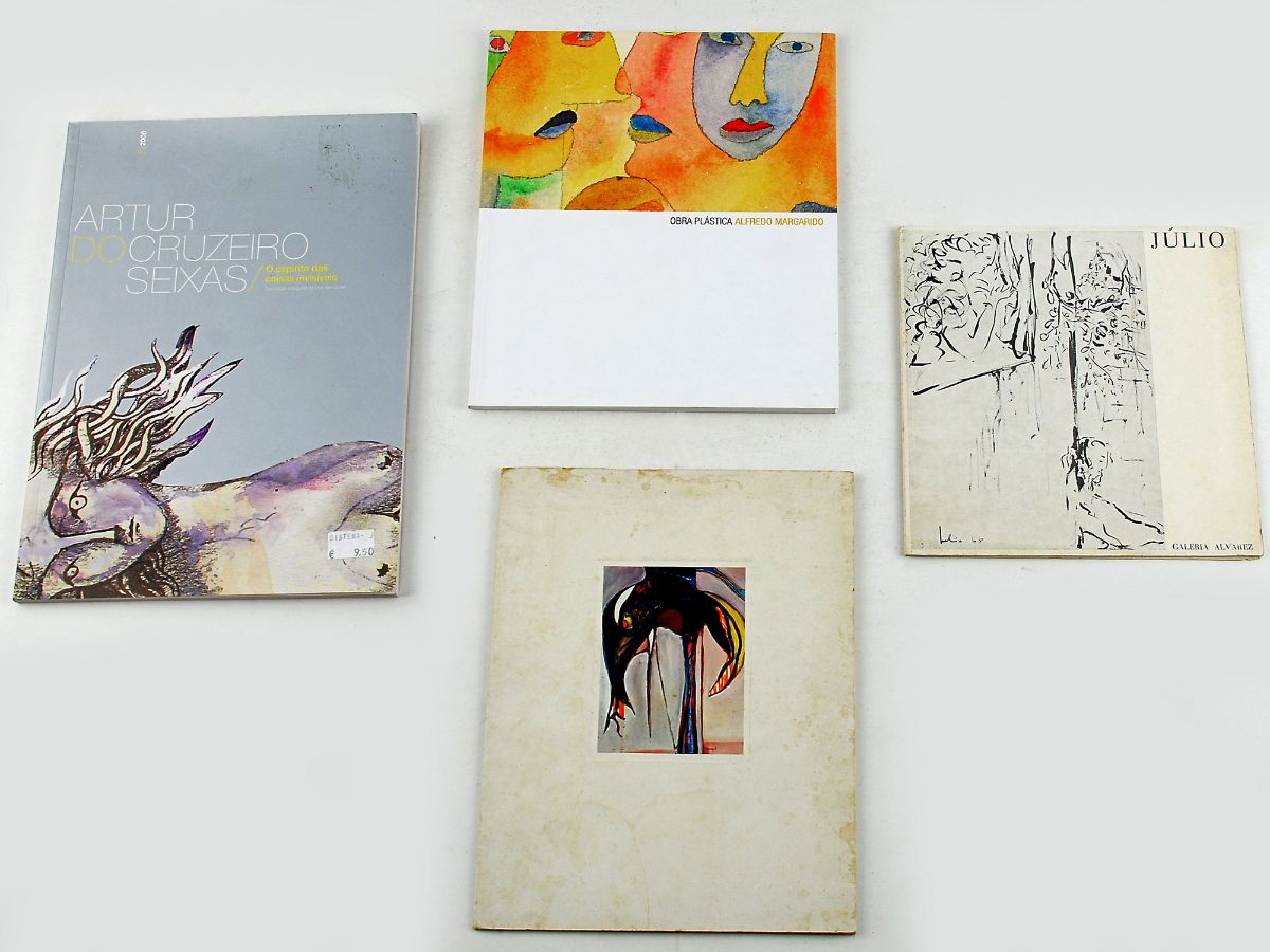 Lote de 4 catálogos sobre o Surrealismo