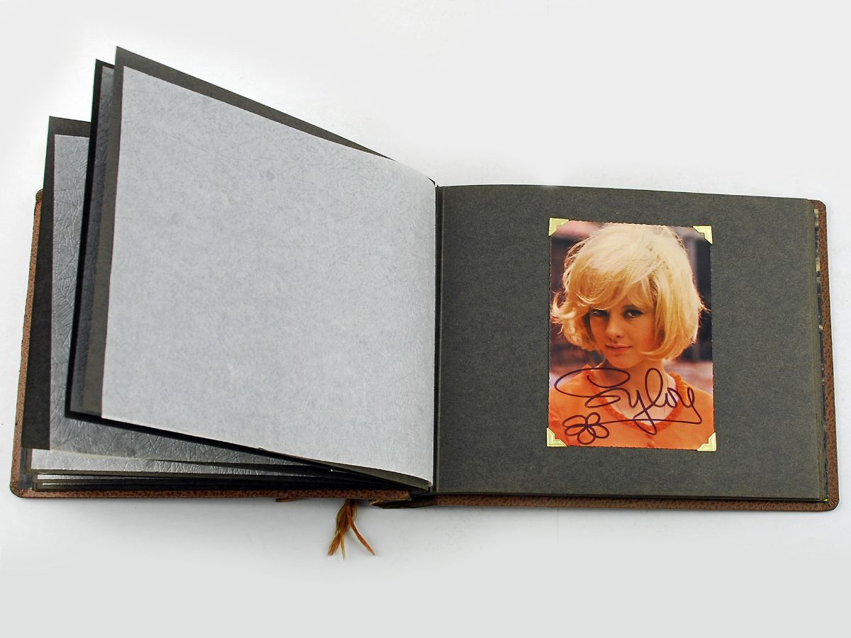 Álbum com 18 fotografias das quais 9 assinadas manualmente