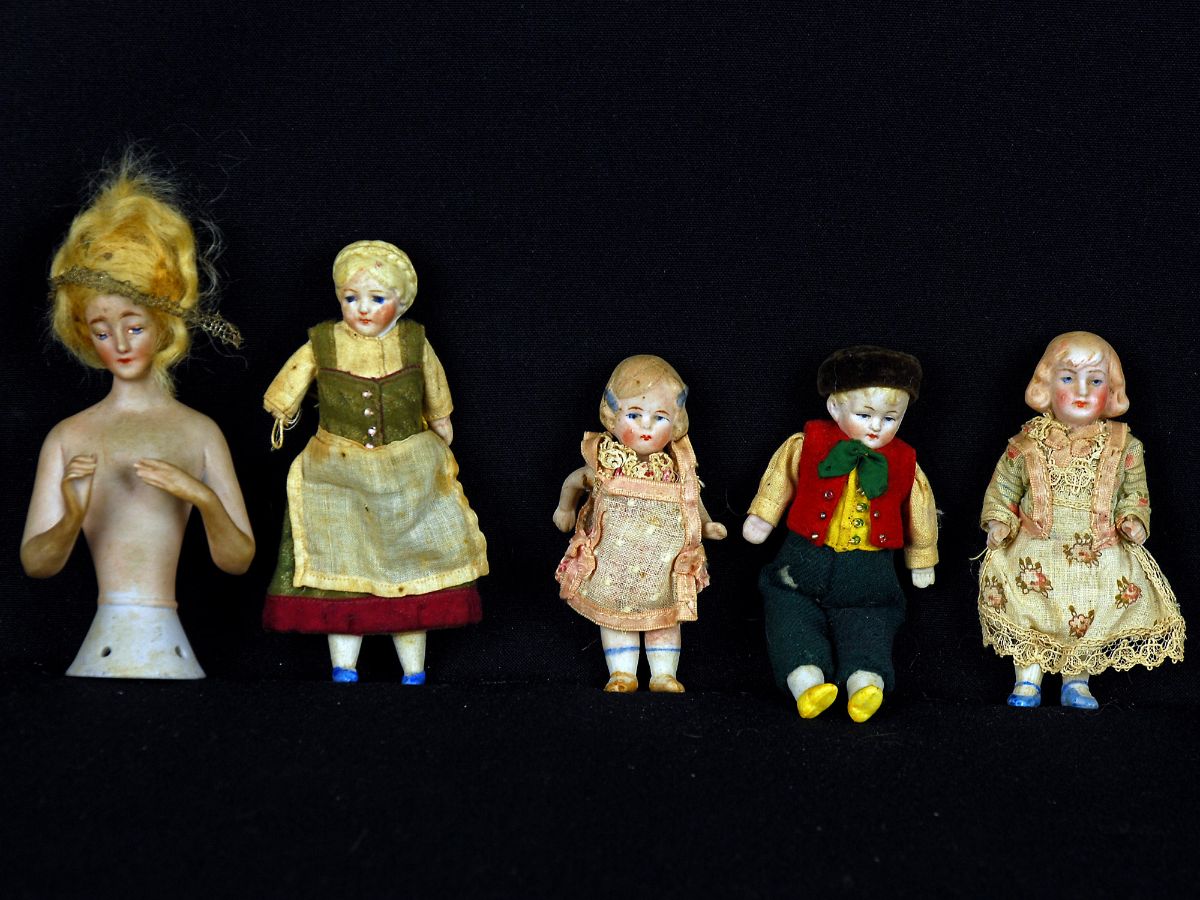4 Bonecas em,biscuit com vestidos
