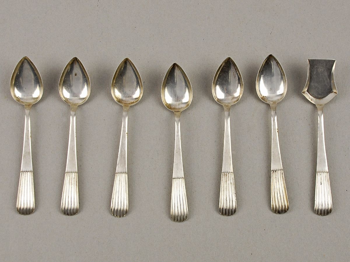 6 Colheres de chá e 1 colher para açúcar