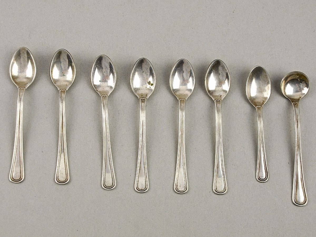 6 Colheres de café e 1 colher para açúcar e 1 outra colher