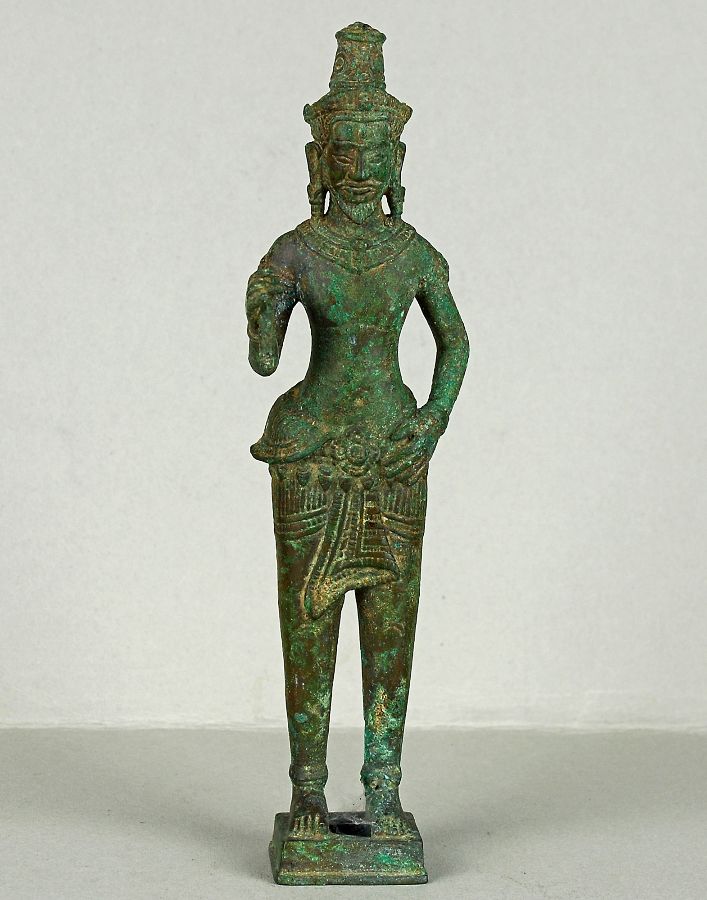 Figura de divindade em pé