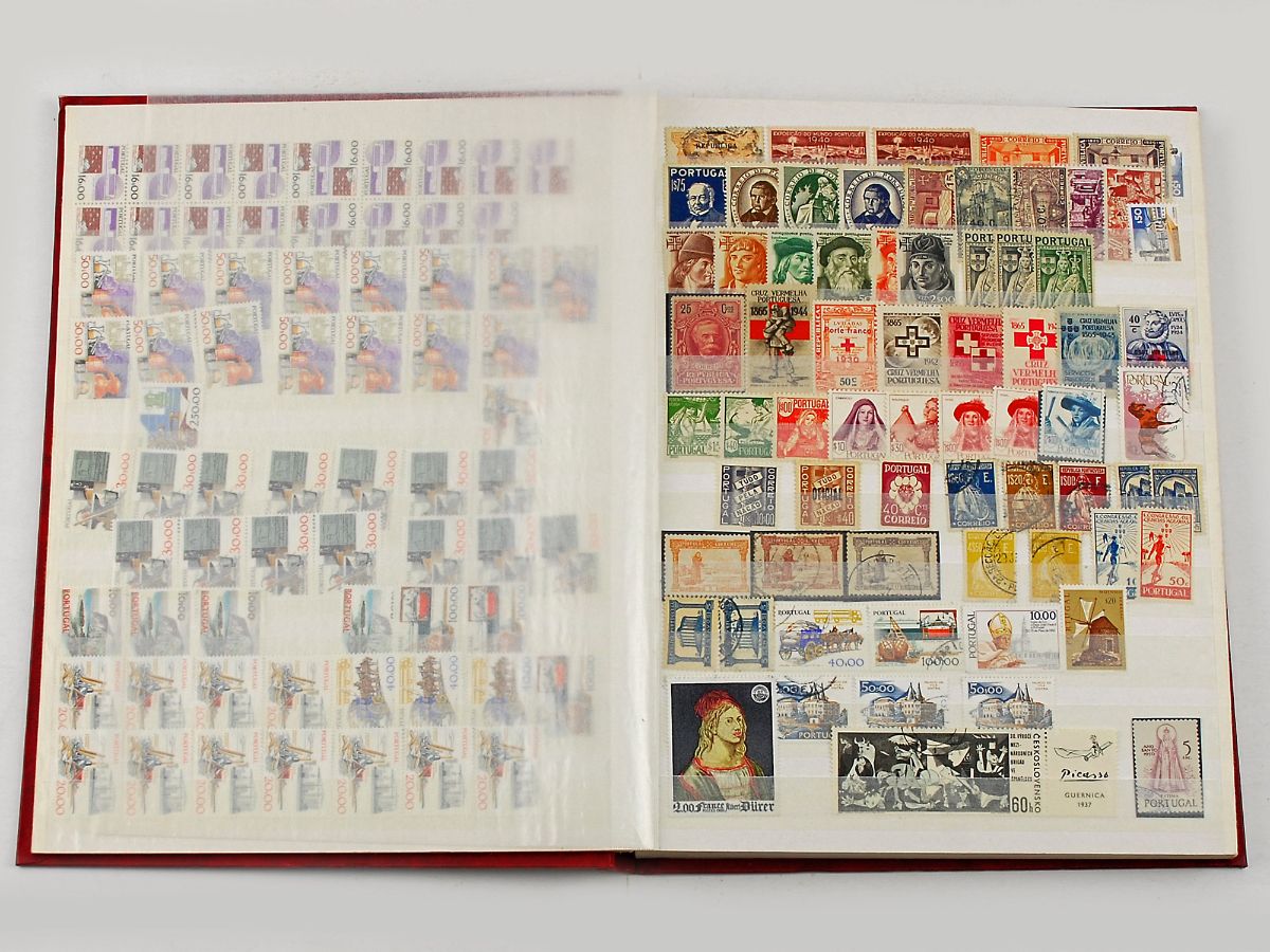 Classificador novo com 1730 selos de Portugal (maioria novos)