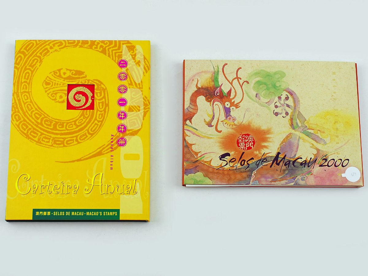 Colecção de 2 livros de selos anuais de Macau