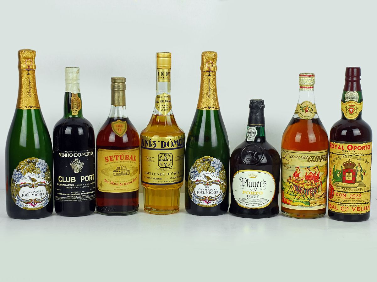 Lote de 8 garrafas de bebidas diversas