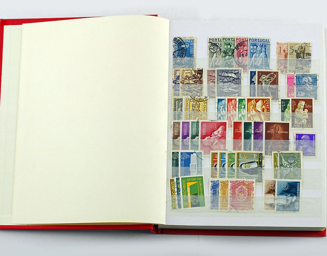 Classificador novo da marca Leuchtturm com 1525 selos de Portugal