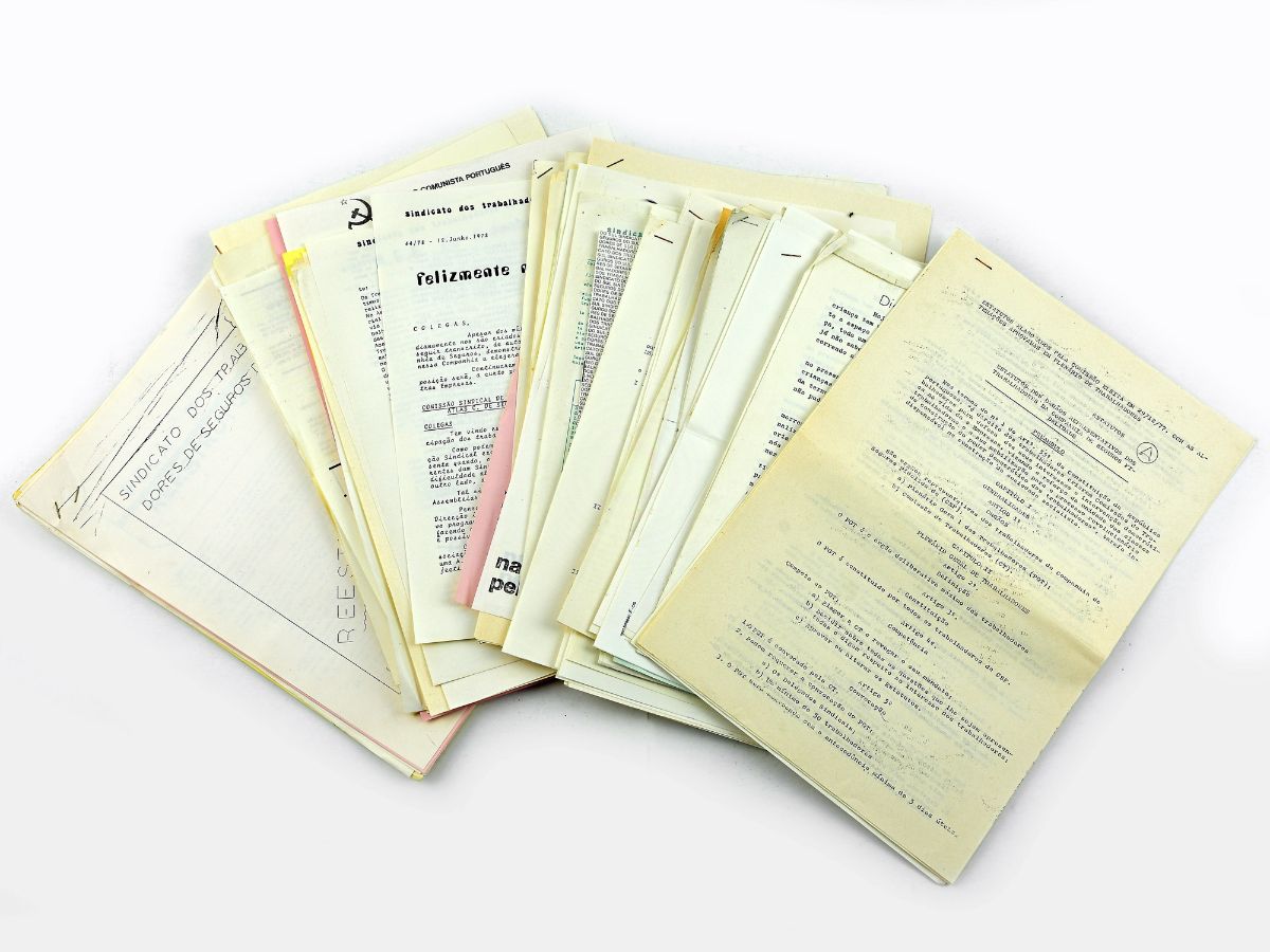 Dossier com dezenas de cartas, relatórios, documentos, diversos..
