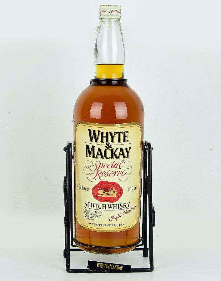Garrafa de Whisky marca Whyte & Mackay