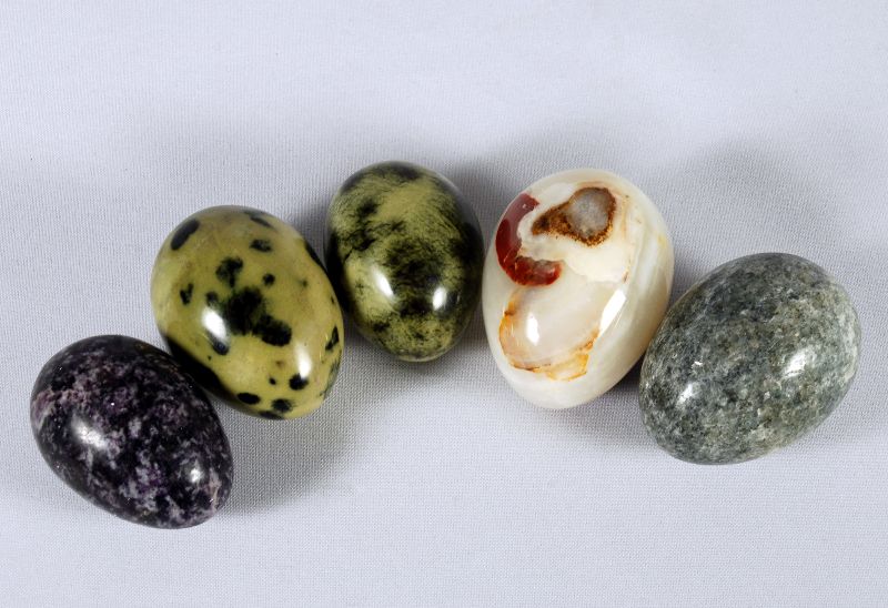 6 Ovos em Diversas Pedras