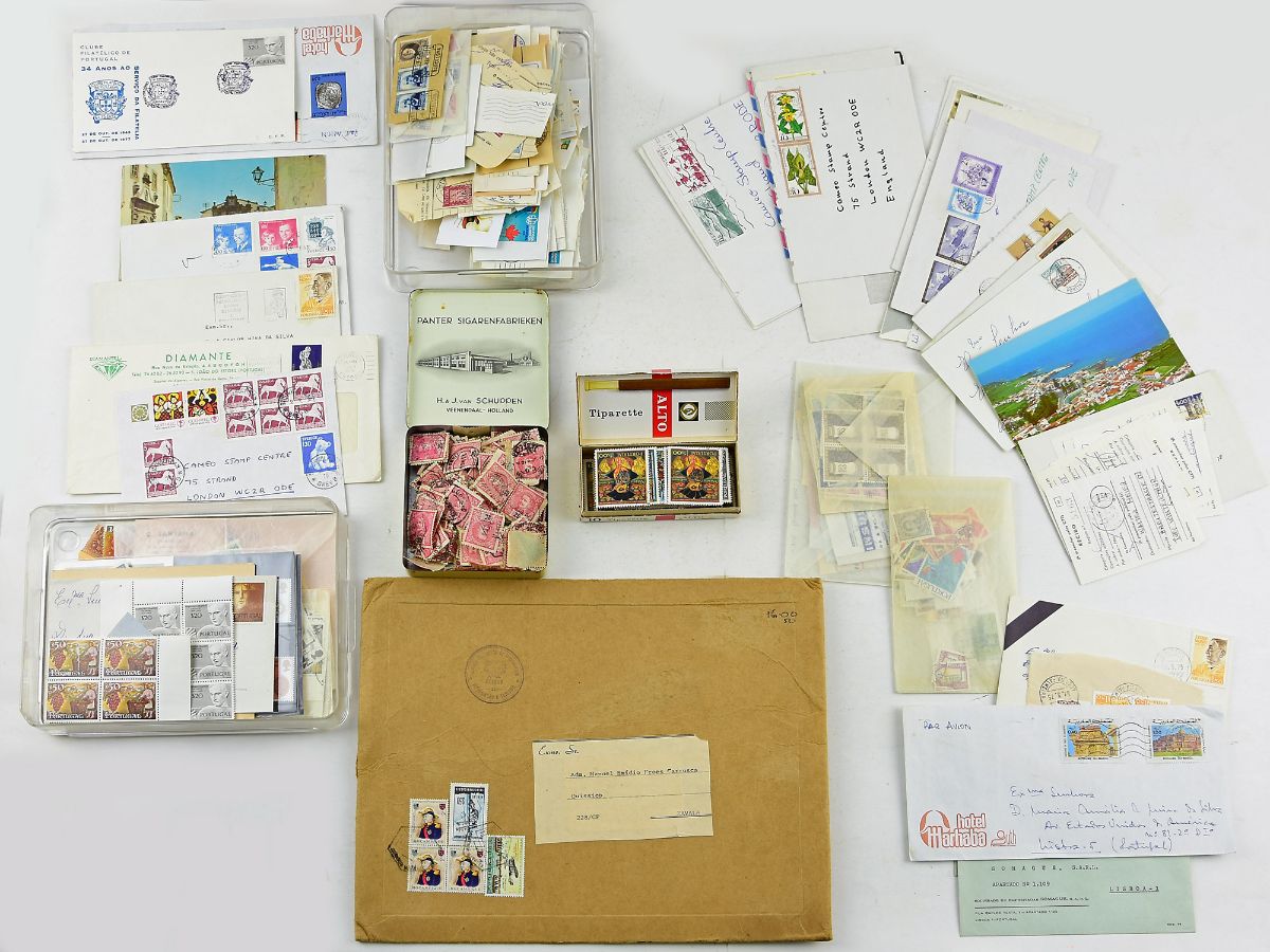 Coleção antiga de centenas de selos e cartas