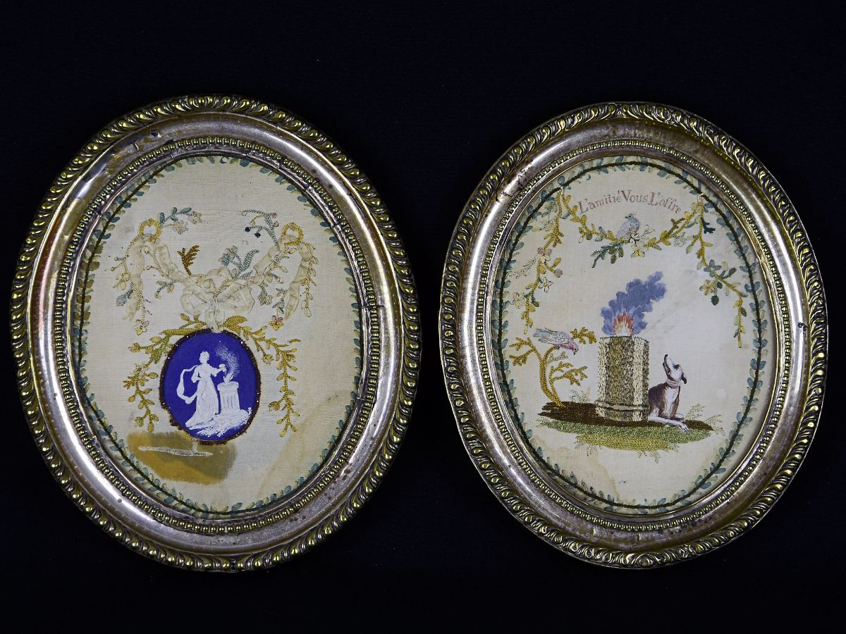 Dois quadros em forma de medalhão