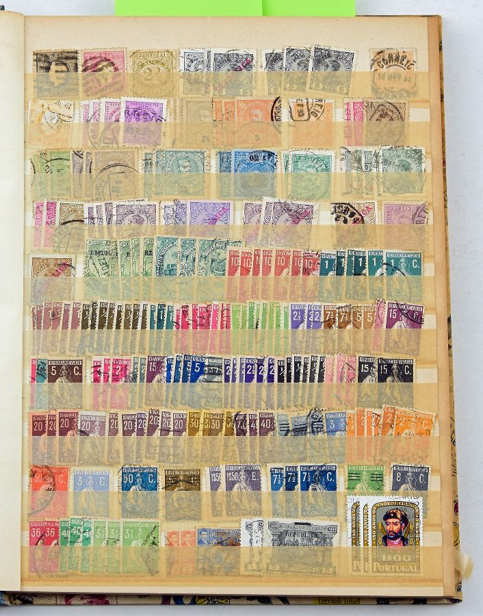 Classificador com interessante colecção de selos