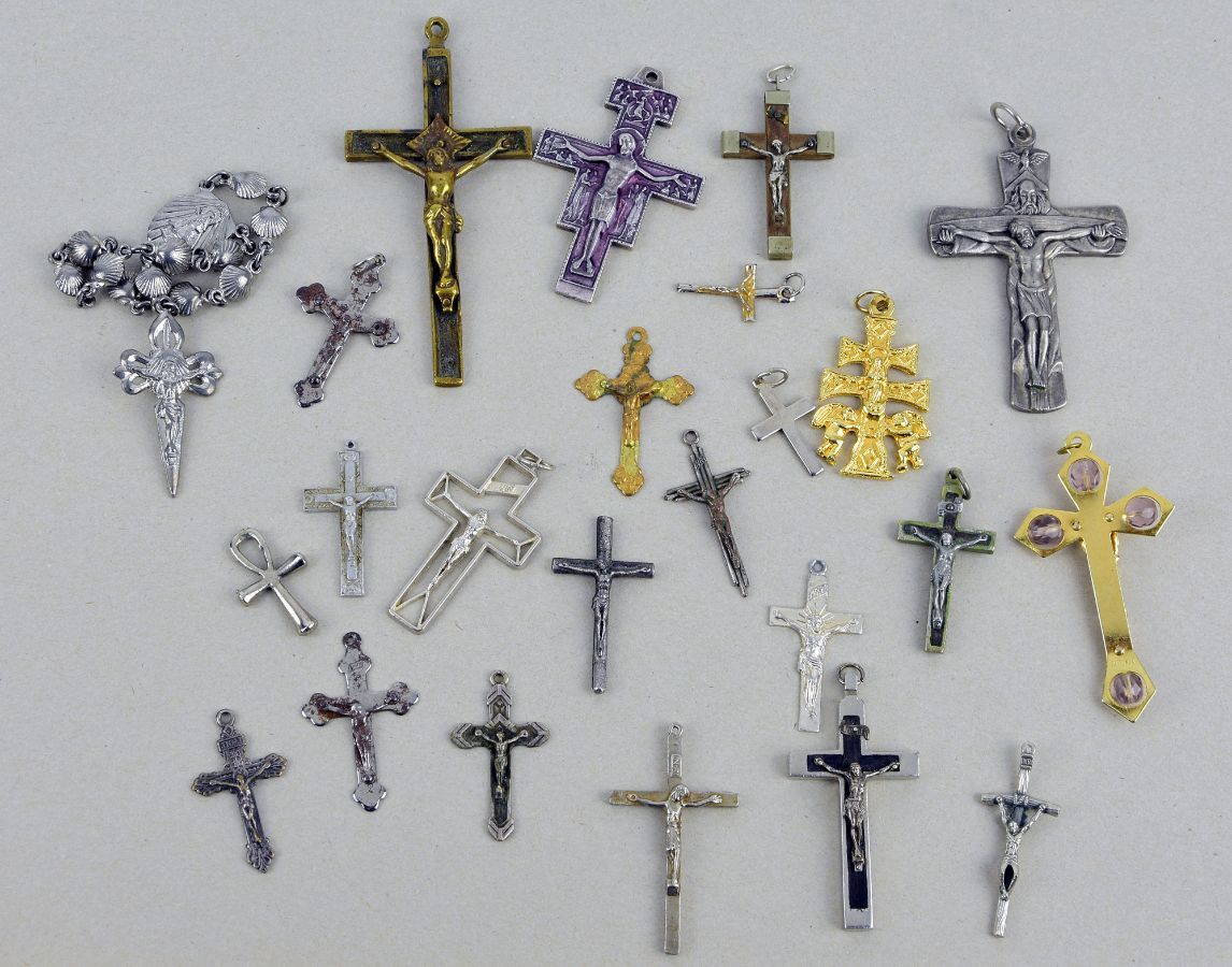 22 Pendentes Crucifixo e uma Dezena