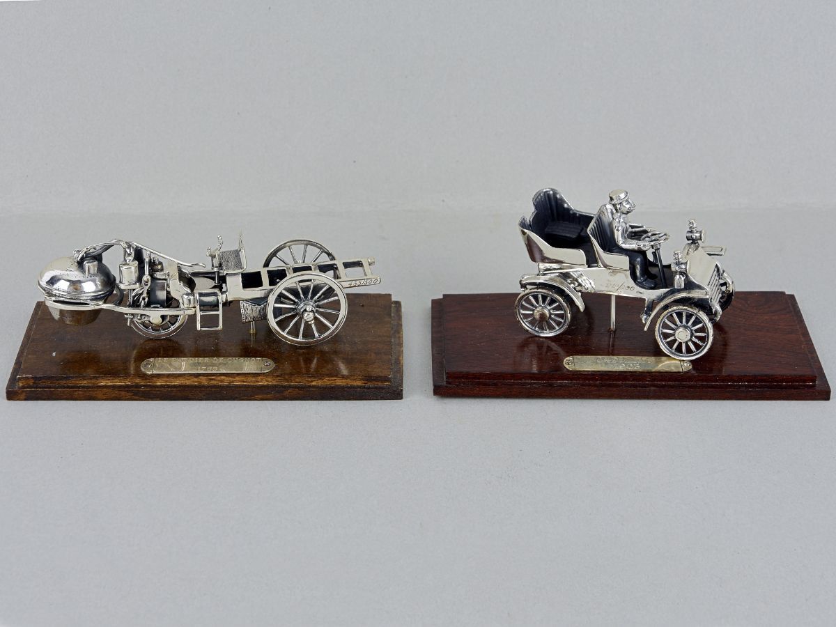 2 miniaturas de carros antigos