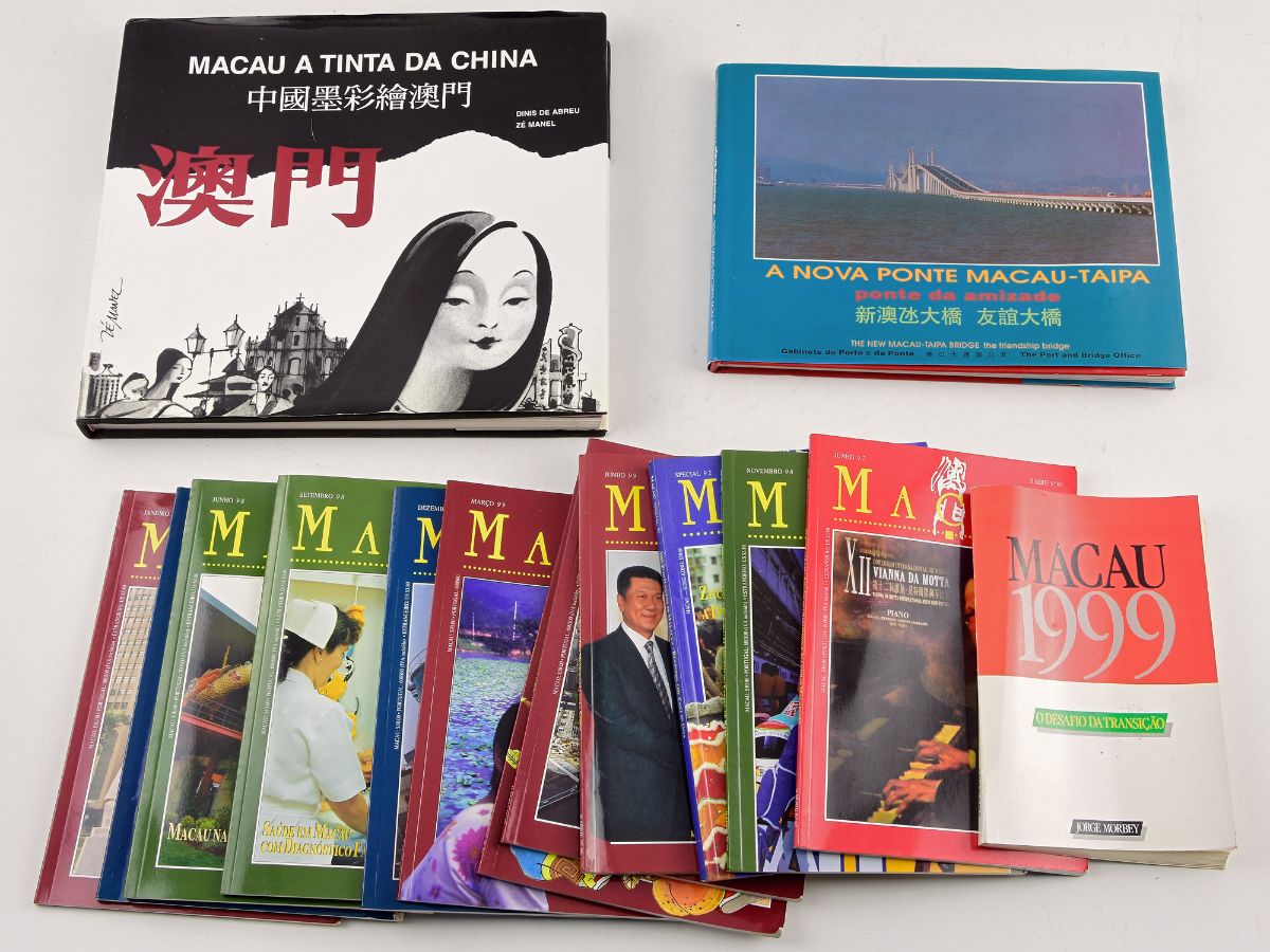 Diversos livros sobre Macau