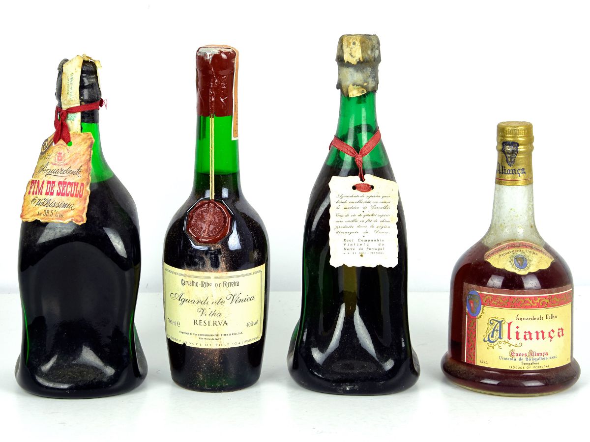 4 Garrafas de aguardente velha