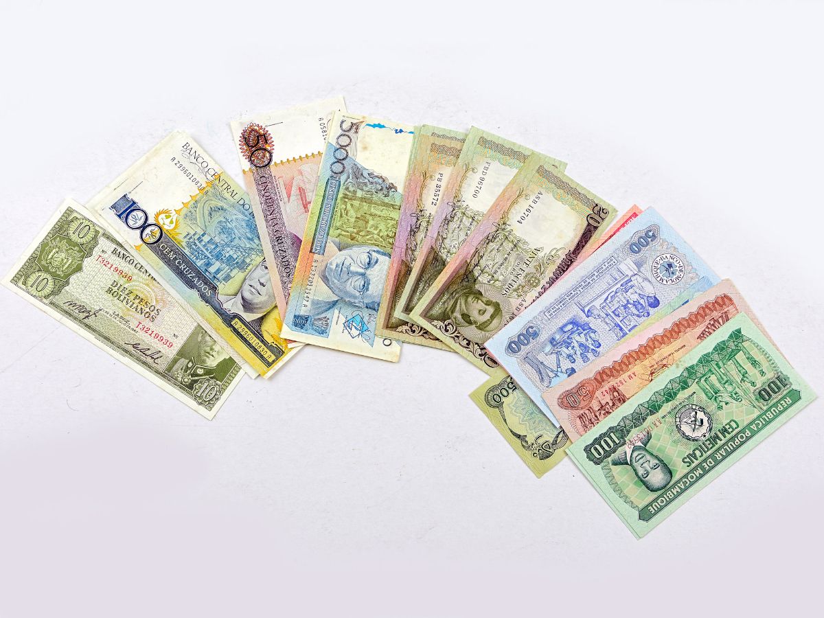 22 Notas Nacionais e Estrangeiras