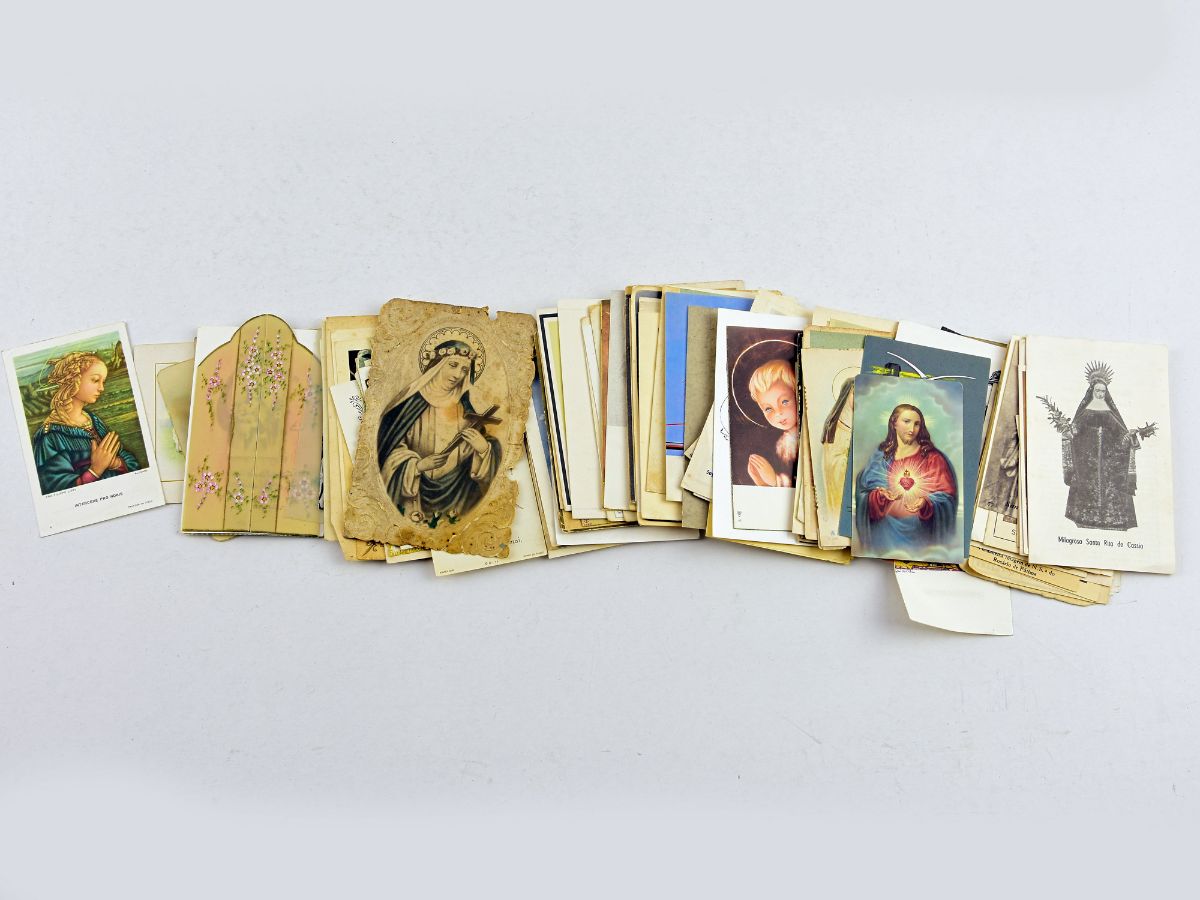 Cerca de 195 cartões religiosos