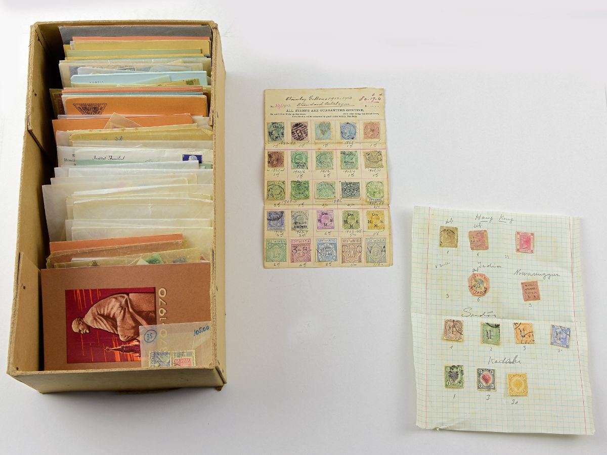 Colecção antiga de milhares de selos de vários países do mundo
