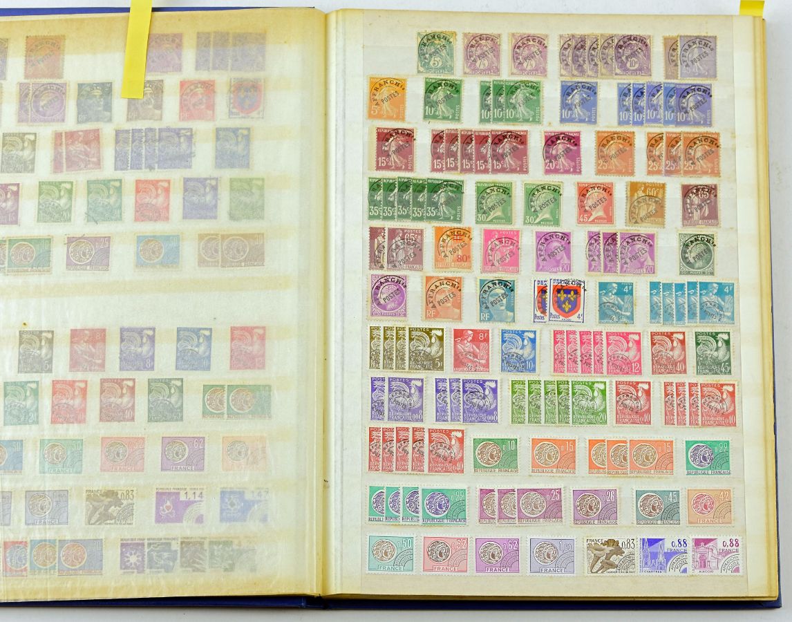 Colecção de selos de França organizada em classificador