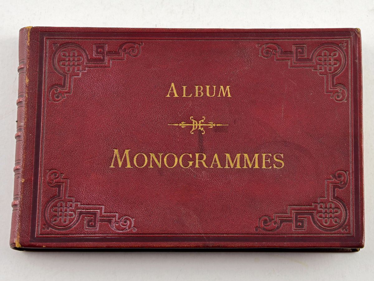 Álbum com mais de 650 monogramas
