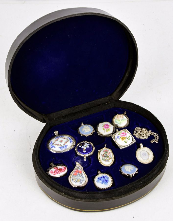 Conjunto de 12 pendentes e fio