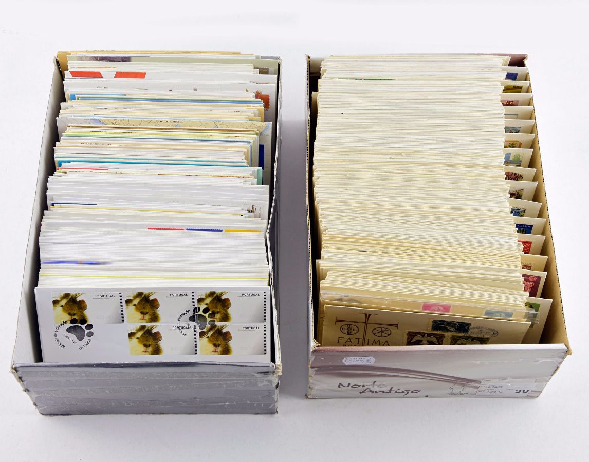 Mais de 600 sobrescritos (FDC) de 1º dia Portugueses 1951-2010