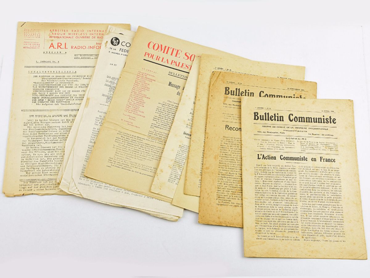 Lote constituído por 12 documentos da Internacional Socialista