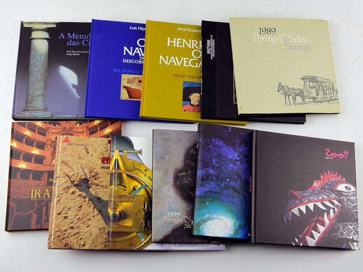 Pequena colecção de 9 livros Portugal em selos e temáticos dos CTT