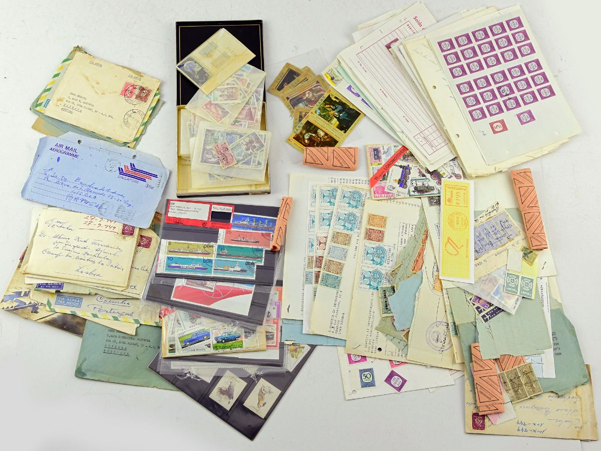 Colecção de selos, cartas e outras peças filatélicas