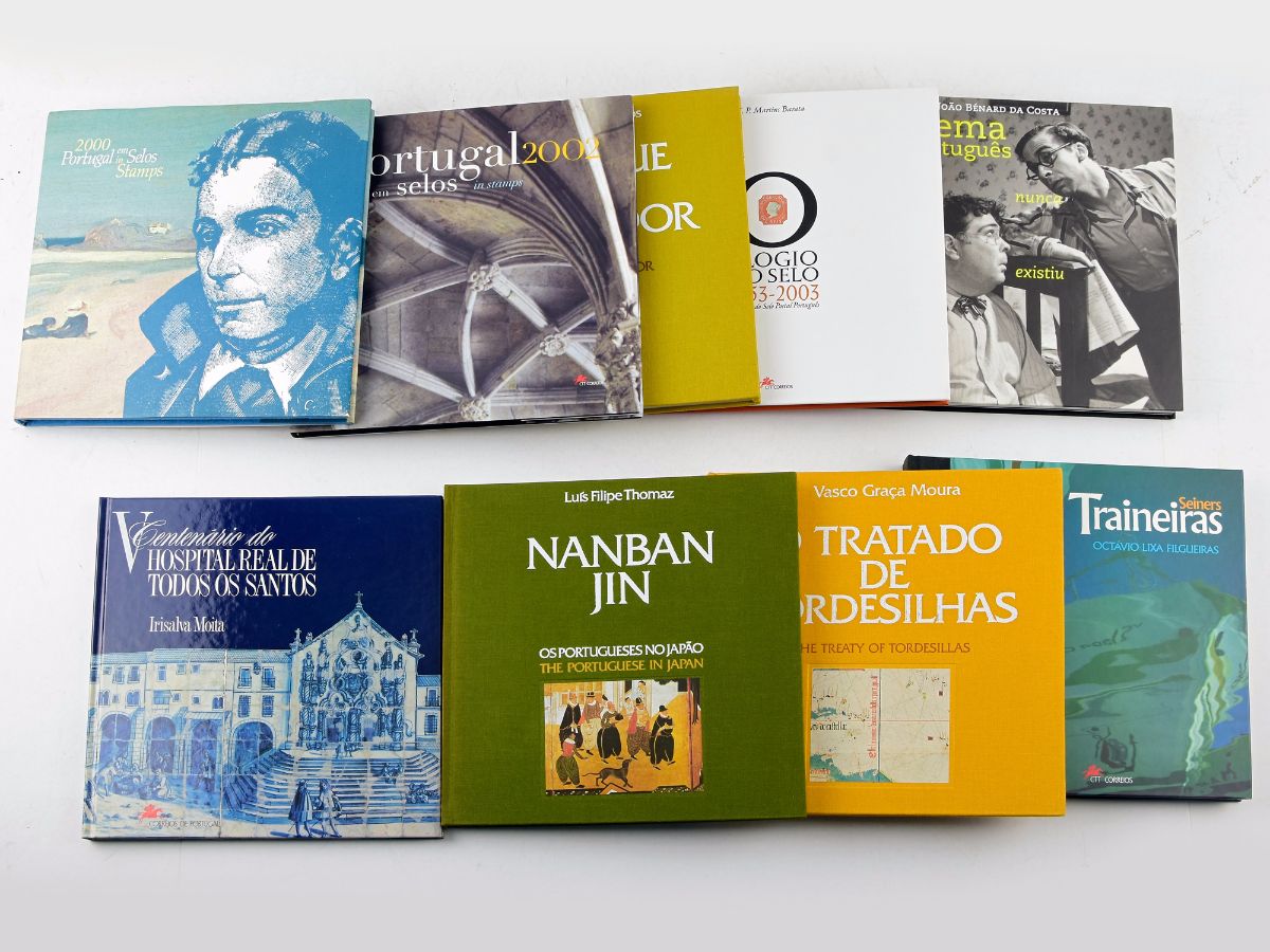 Pequena colecção de 9 livros Portugal em selos e temáticos dos CTT