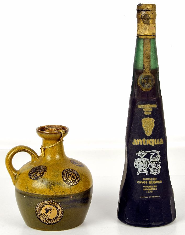 2 Garrafas velhas de Aguardente