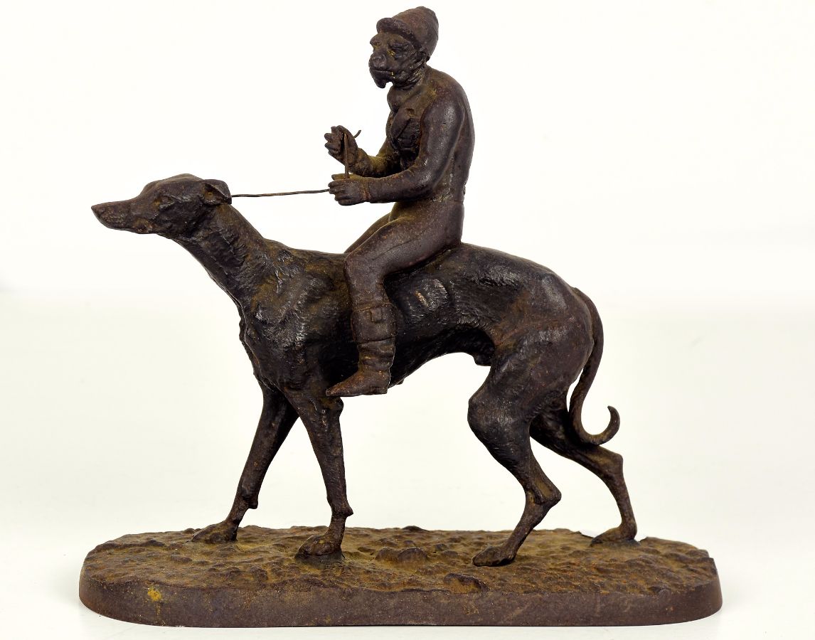 Macaco Jockey montado num Galgo