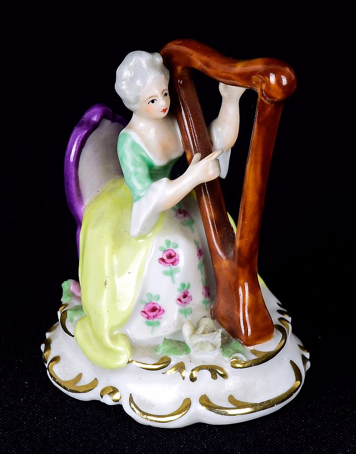 Senhora tocando harpa