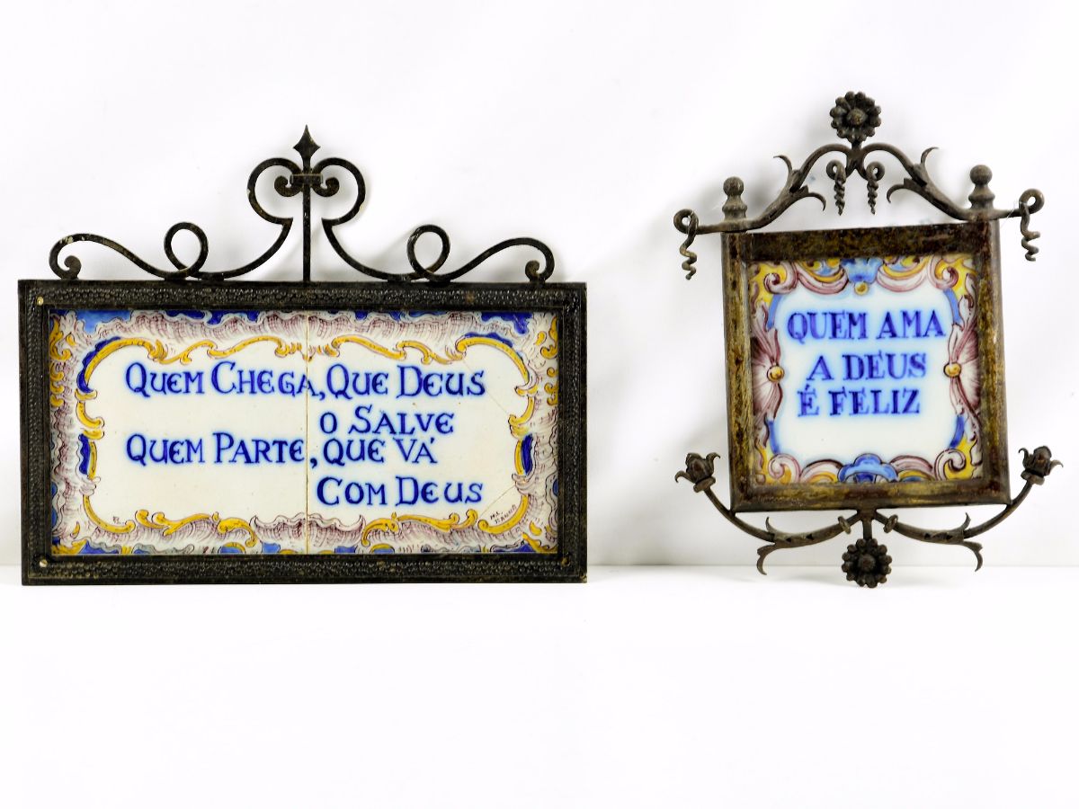 2 Azulejos com dizeres emoldurados