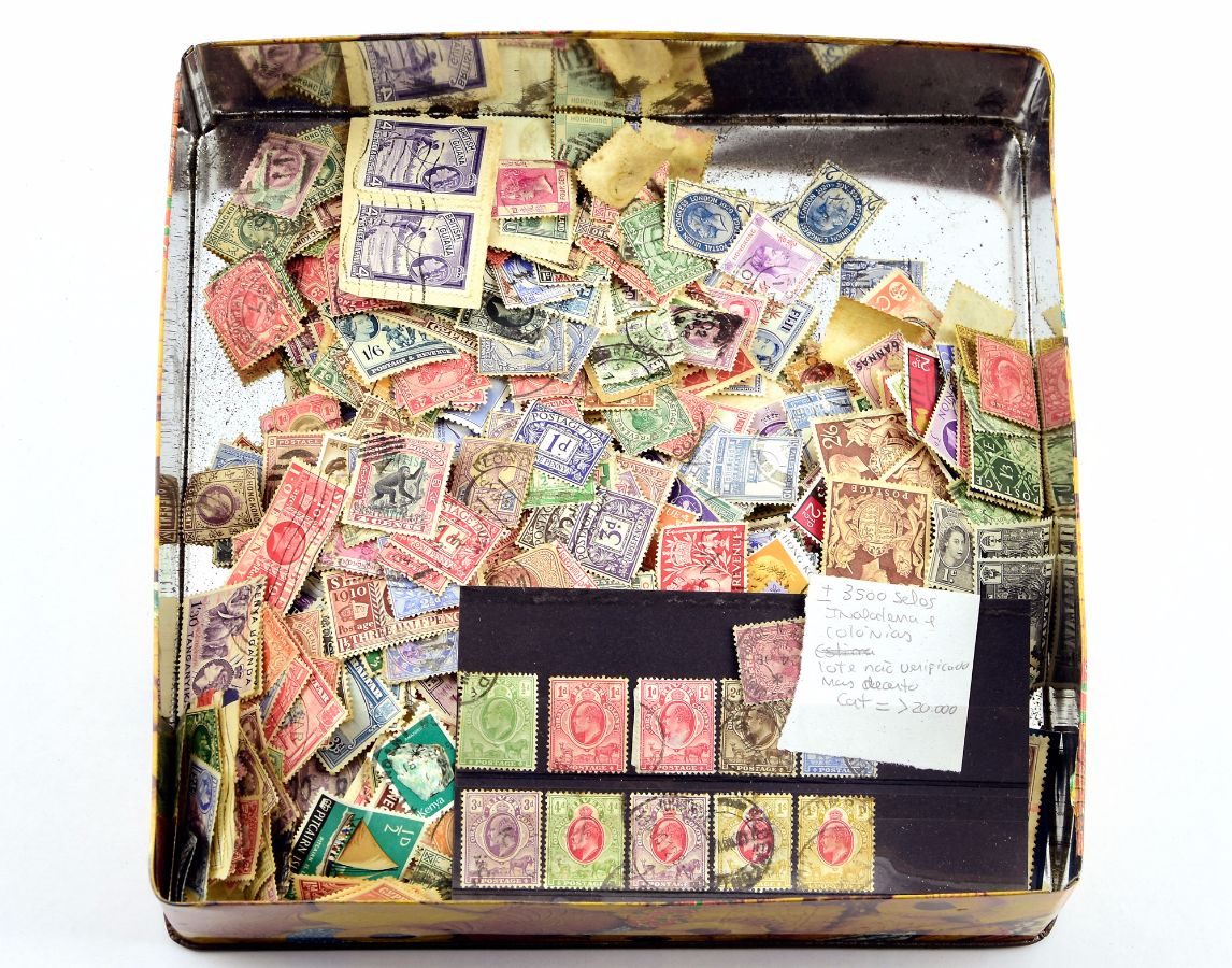 Coleção de aproximadamente 3500 selos de Inglaterra
