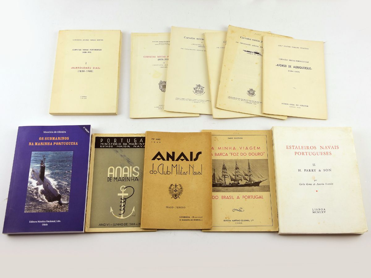 11 Livros diversos sobre a Marinha