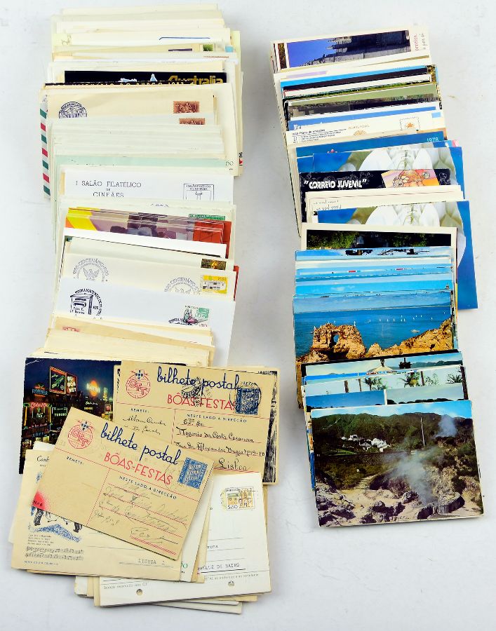 Caixa com centenas de sobrescritos, postais, cartas..