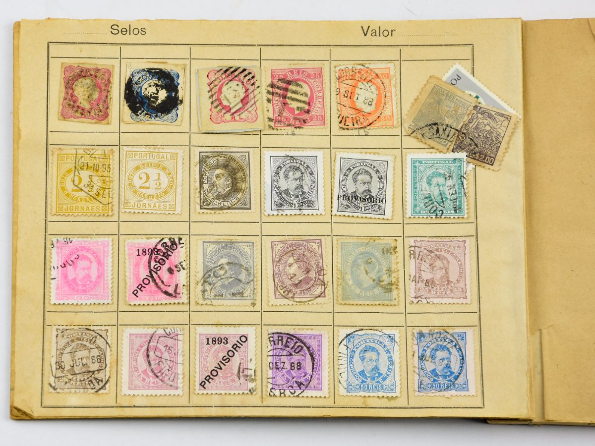 Coleção muito antiga de 689 selos clássicos