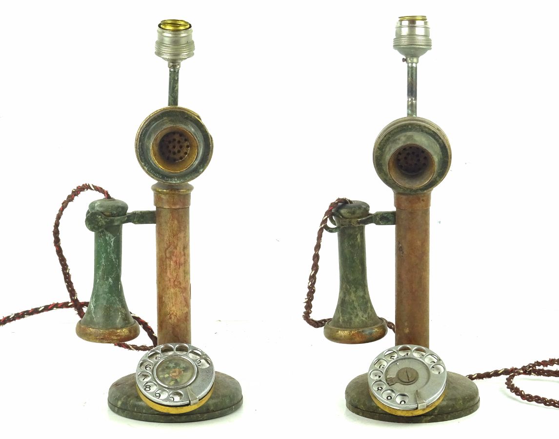 Par de telefones de pé antigos