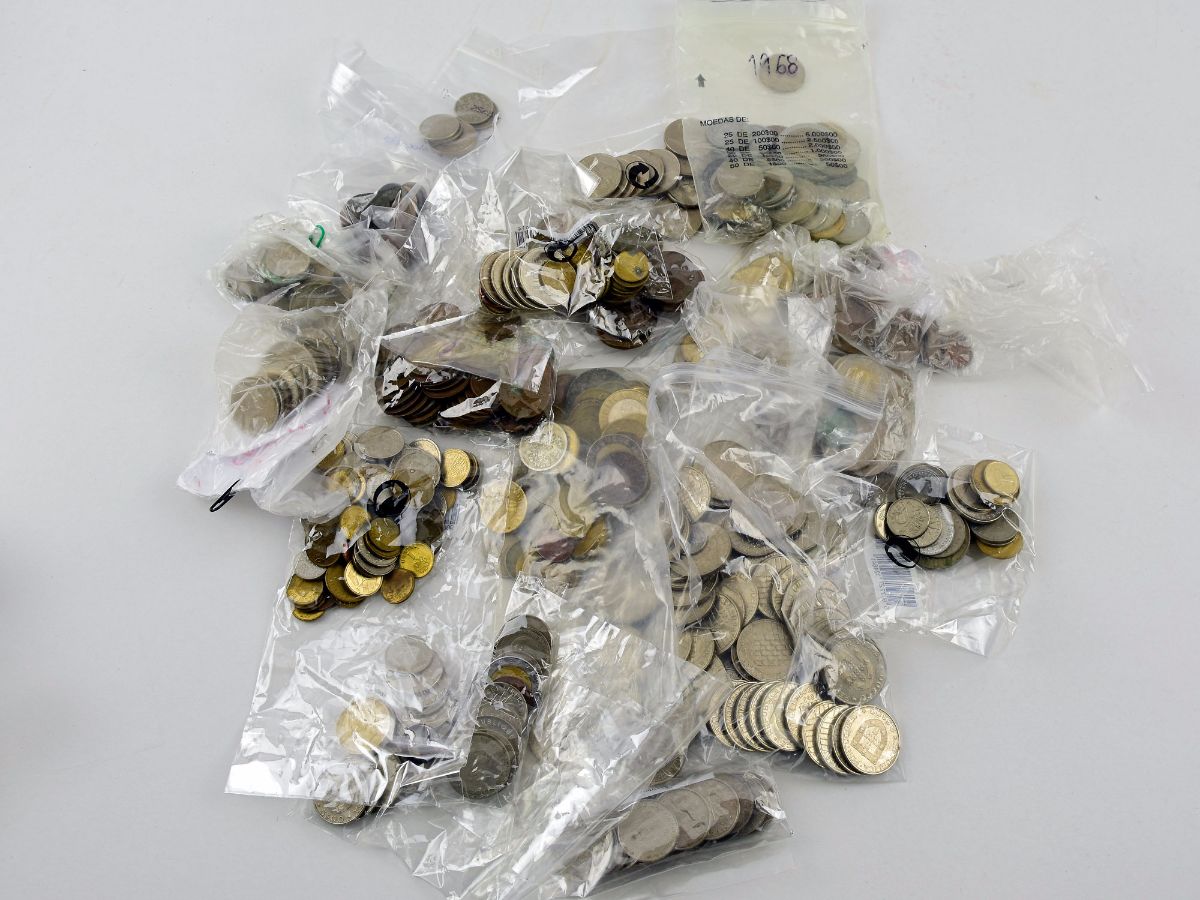 Colecção / acumulação de imensas moedas antigas Portuguesas