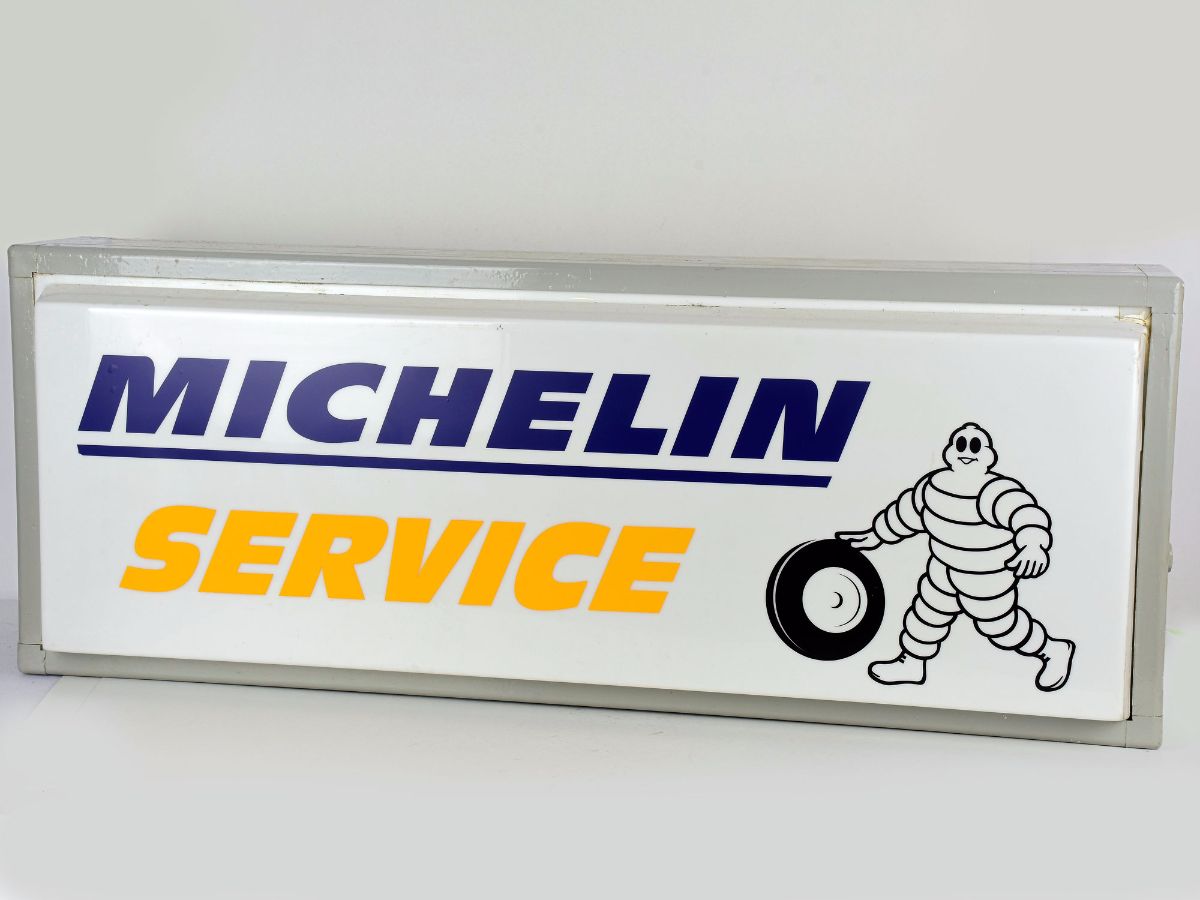 Painel publicitário luminoso da Michelin Service
