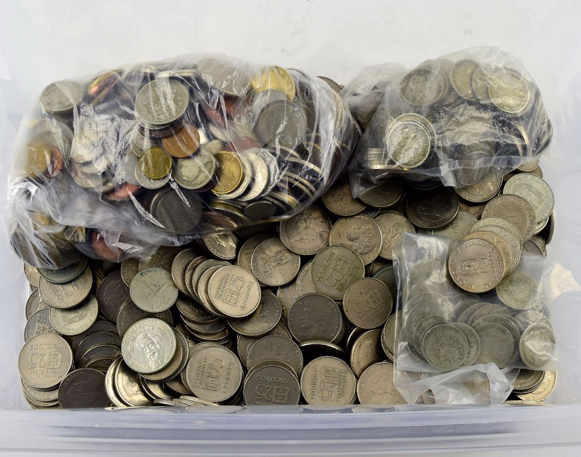 Colecção / acumulação de imensas moedas antigas Portuguesas