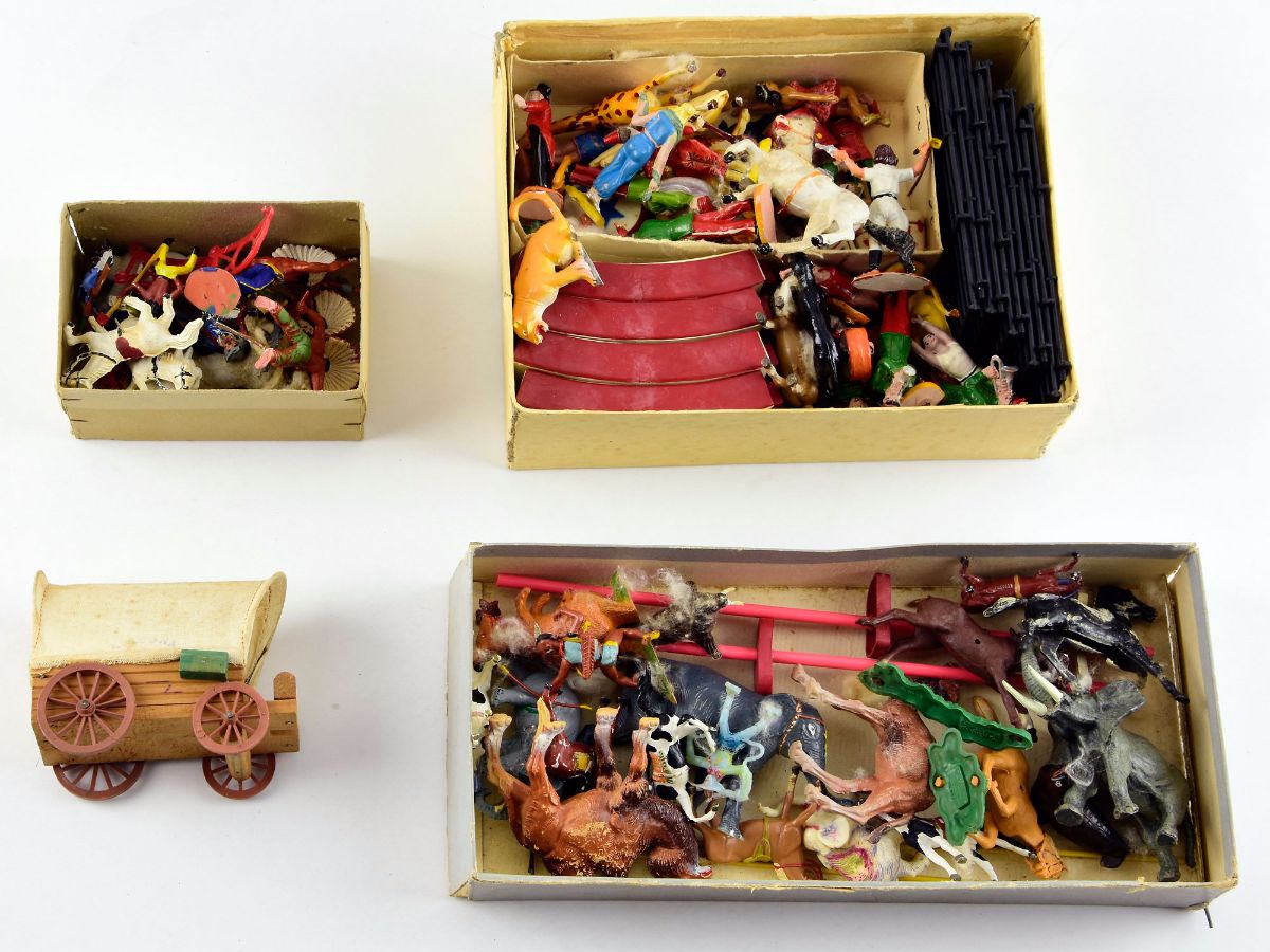 3 Caixas de figurinhas em plástico