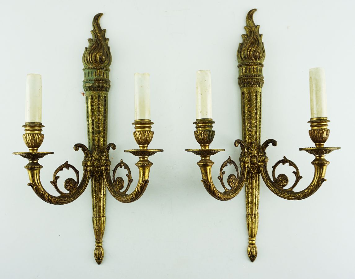 Par de candeeiros de aplique estilo Luís XVI