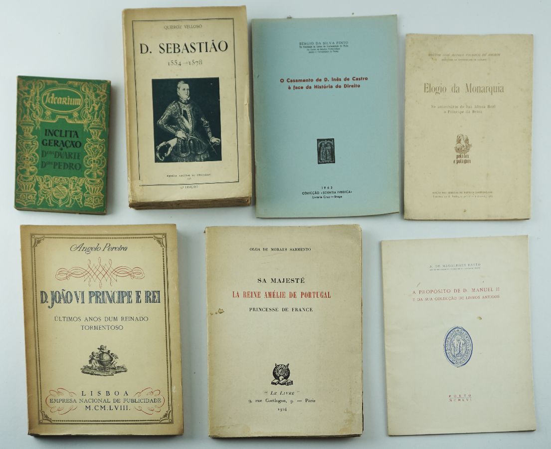 Conjunto de 7 livros sobre a Monarquia Portuguesa